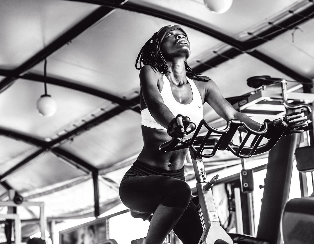 Aluna pedalando na bike indoor