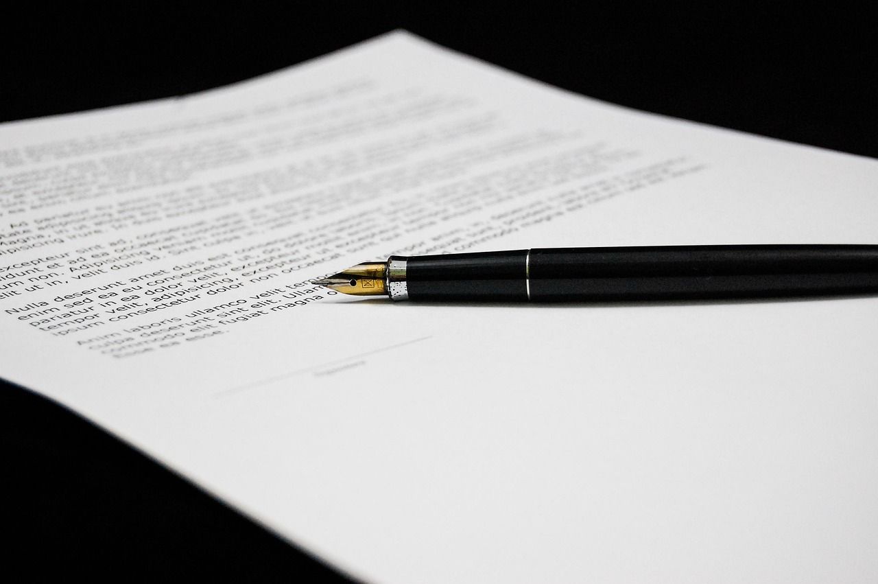 Caneta-tinteiro sobre as folhas de um contrato impresso