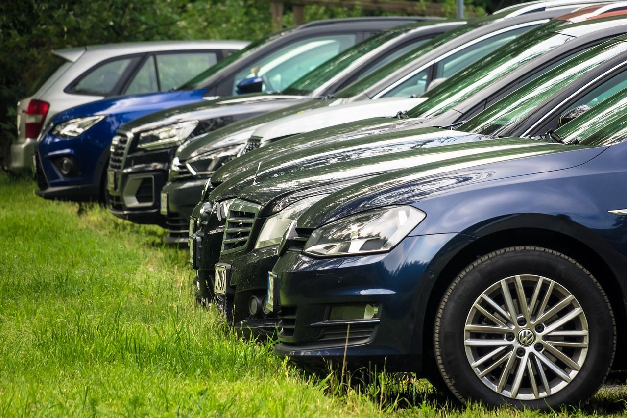 Fileira de carros seminovos estacionados lado a lado